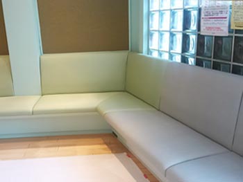 柴田内科待合ベンチ