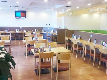 鮎沢SEフードコート店内1